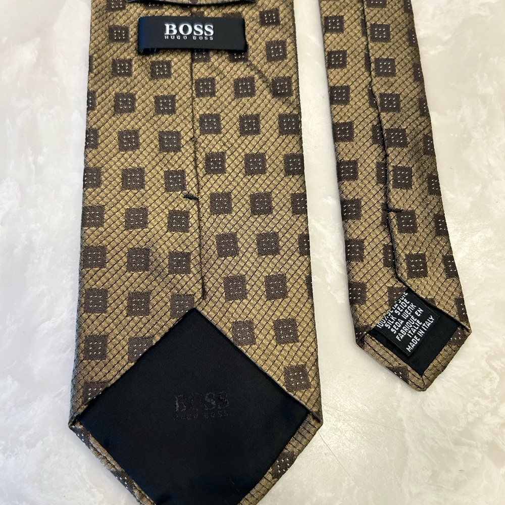Elegant Gold and Black Hugo Boss Silk Men's Tie, Made in Italy, 3.25” X 56” long - Picture 8 of 12